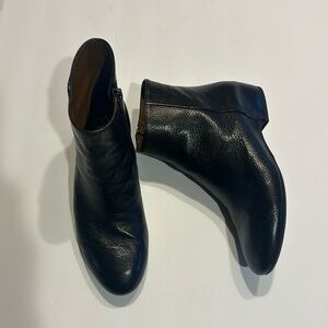 Aquatalia Ulysses made in Italy ankle black leather pebbled booties side zipper